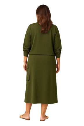 Mulher Usando Conjunto Feminino com Saia Midi e Moletom Longo