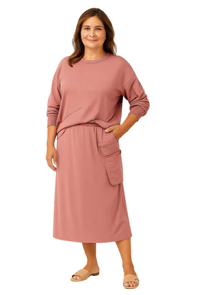Mulher Usando Conjunto Feminino com Saia Midi e Moletom Longo