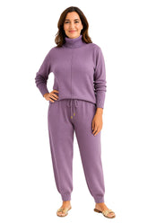 Mulher Usando Conjunto Feminino em Trico com Gola Alta e Calça Harem