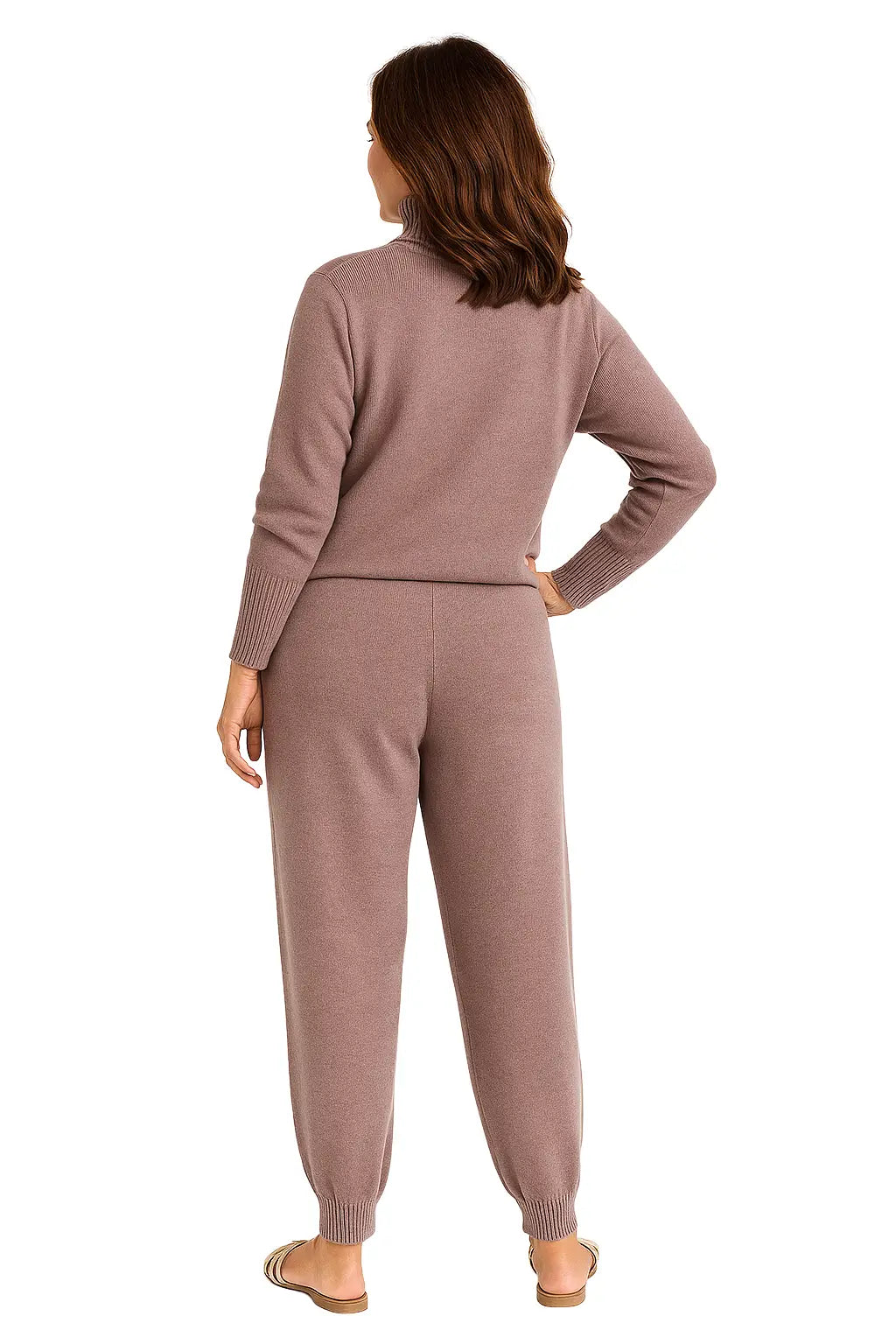 Mulher Usando Conjunto Feminino em Trico com Gola Alta e Calça Harem