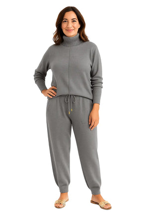 Mulher Usando Conjunto Feminino em Trico com Gola Alta e Calça Harem
