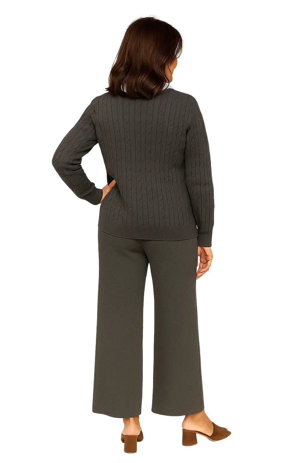 Mulher Usando Conjunto Feminino em Tricô com Gola Polo e Calça Pantalona