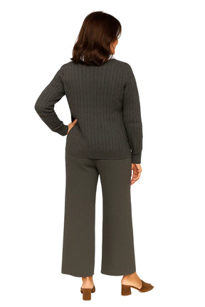 Mulher Usando Conjunto Feminino em Tricô com Gola Polo e Calça Pantalona