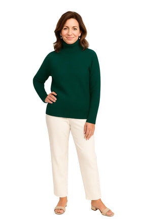 Mulher Usando Suéter Feminino Aurora Gola Alta em Tricô
