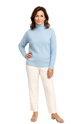 Mulher Usando Suéter Feminino Aurora Gola Alta em Tricô