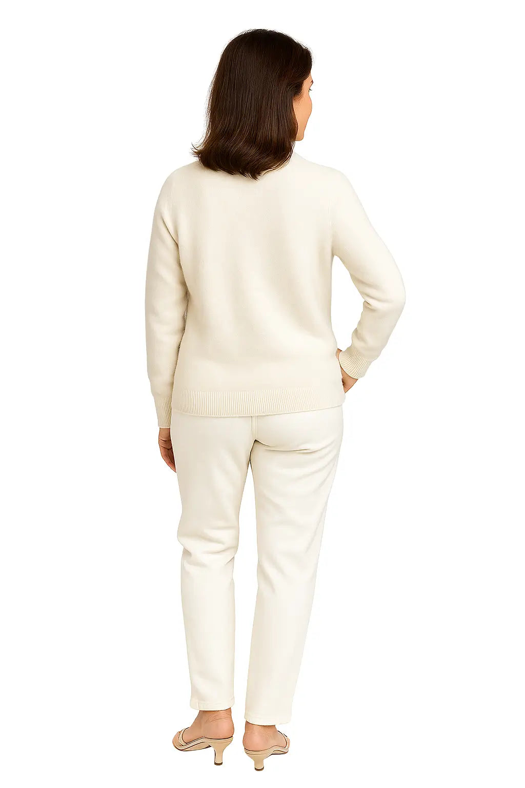 Mulher vestida com um Suéter Feminino Gola Alta em Tricô Grosso