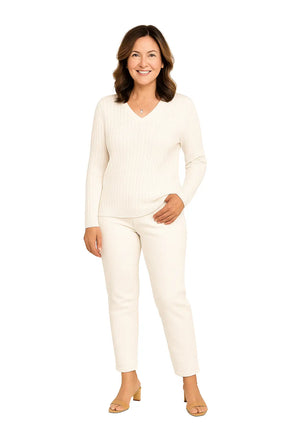 Mulher usando Suéter Feminino Gola V Listrado