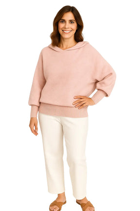 Mulher Usando Suéter Feminino com Capuz em Lã Merino