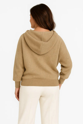Mulher Usando Suéter Feminino com Capuz em Lã Merino