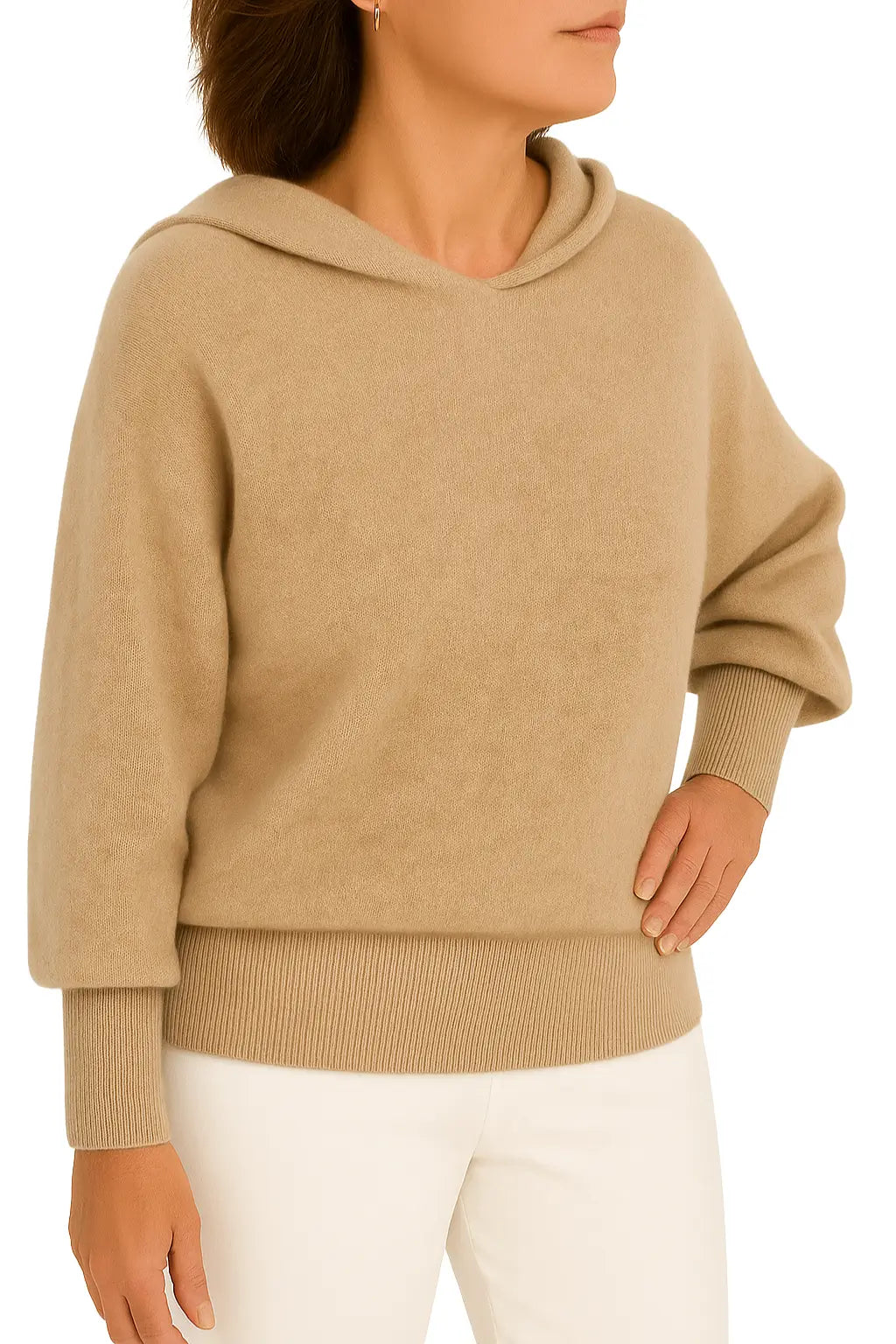 Mulher Usando Suéter Feminino com Capuz em Lã Merino