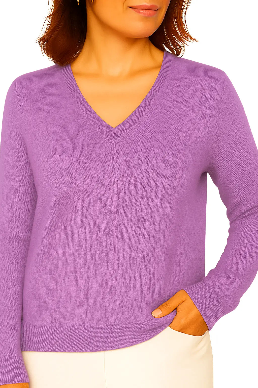 Mulher usando Suéter Feminino em La Merino com Decote V