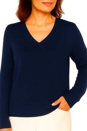 Mulher usando Suéter Feminino em La Merino com Decote V
