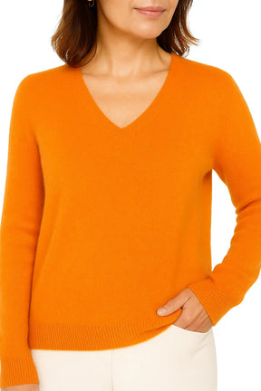 Mulher usando Suéter Feminino em La Merino com Decote V