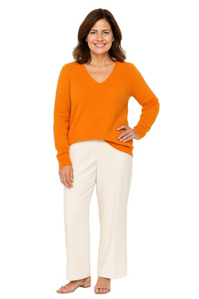 Mulher usando Suéter Feminino em La Merino com Decote V