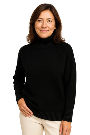 Mulher Usando Suéter Feminino em Lã Merino com Gola Alta