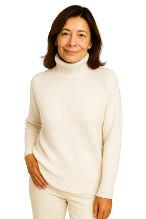 Mulher Usando Suéter Feminino em Lã Merino com Gola Alta