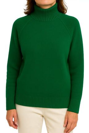 Mulher Usando Suéter Feminino em Lã Merino com Gola Alta