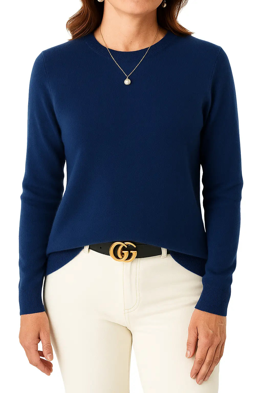 Mulher Vestida com Suéter Feminino em Lã Merino com Gola Redonda