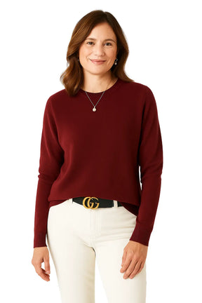 Mulher Vestida com Suéter Feminino em Lã Merino com Gola Redonda