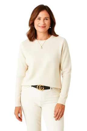Mulher Vestida com Suéter Feminino em Lã Merino com Gola Redonda