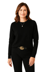 Mulher Vestida com Suéter Feminino em Lã Merino com Gola Redonda
