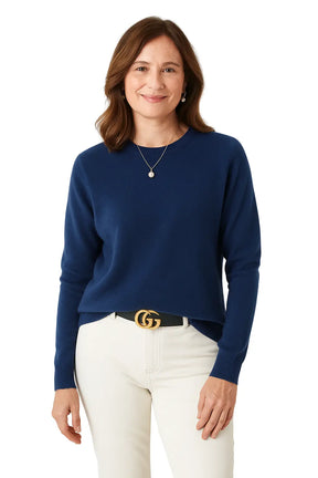 Mulher Vestida com Suéter Feminino em Lã Merino com Gola Redonda