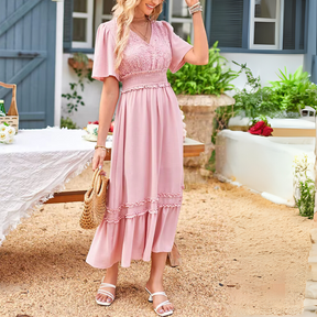 Vestido Aurora rosa com estampa lisa delicada, ideal para ocasiões casuais e elegantes, com mangas curtas e caimento leve para o verão.