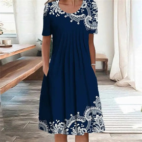 Vestido Aurora floral azul marinho com estampa lisa delicada, ideal para ocasiões casuais e elegantes, com mangas curtas e caimento leve para o verão.