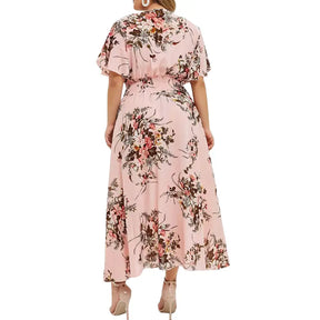 Vestido Aurora floral rosa com estampa lisa delicada, ideal para ocasiões casuais e elegantes, com mangas curtas e caimento leve para o verão.