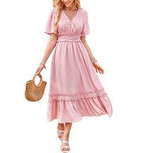 Vestido Aurora rosa com estampa lisa delicada, ideal para ocasiões casuais e elegantes, com mangas curtas e caimento leve para o verão.