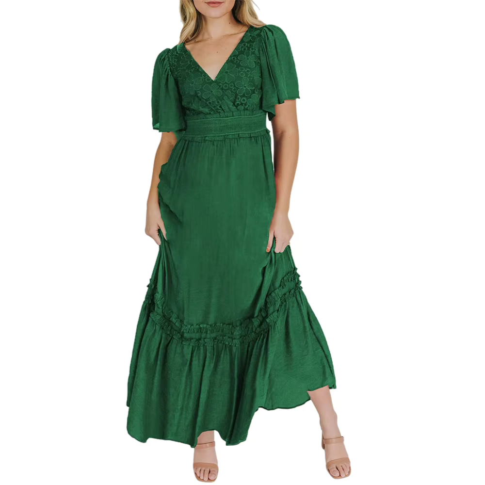 Vestido Aurora Verde com estampa lisa delicada, ideal para ocasiões casuais e elegantes, com mangas curtas e caimento leve para o verão.