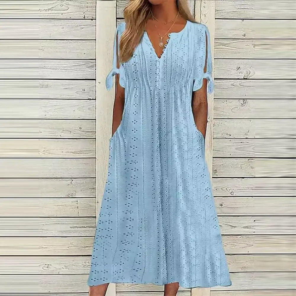 Vestido Aurora tricot azul com estampa lisa delicada, ideal para ocasiões casuais e elegantes, com mangas curtas e caimento leve para o verão.