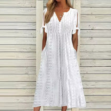 Vestido Aurora tricot branco com estampa lisa delicada, ideal para ocasiões casuais e elegantes, com mangas curtas e caimento leve para o verão.