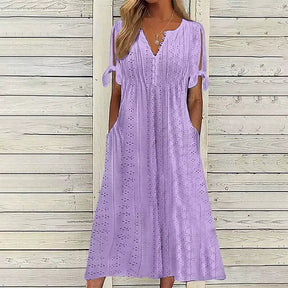 Vestido Aurora tricot lilas com estampa lisa delicada, ideal para ocasiões casuais e elegantes, com mangas curtas e caimento leve para o verão.