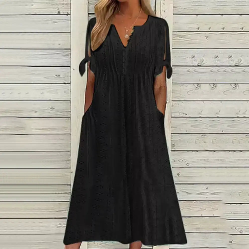 Vestido Aurora tricot preto com estampa lisa delicada, ideal para ocasiões casuais e elegantes, com mangas curtas e caimento leve para o verão.