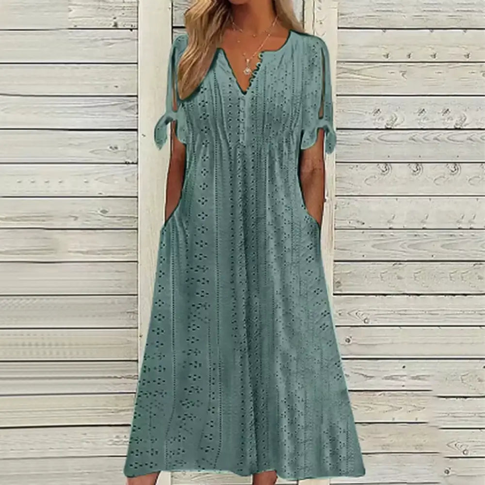 Vestido Aurora tricot verde com estampa lisa delicada, ideal para ocasiões casuais e elegantes, com mangas curtas e caimento leve para o verão.