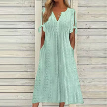 Vestido Aurora tricot verde com estampa lisa delicada, ideal para ocasiões casuais e elegantes, com mangas curtas e caimento leve para o verão.