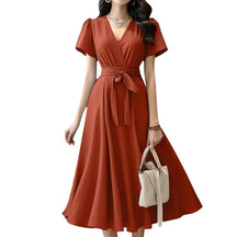 Vestido Aurora longo vermelho com estampa lisa delicada, ideal para ocasiões casuais e elegantes, com mangas curtas e caimento leve para o verão.